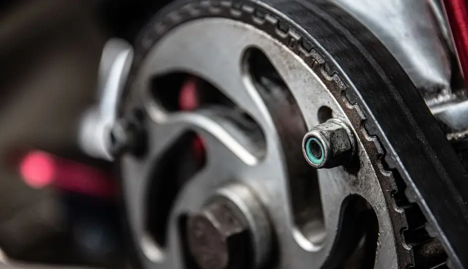 Courroie de distribution crantée montée sur un moteur de voiture, à côté des galets tendeurs